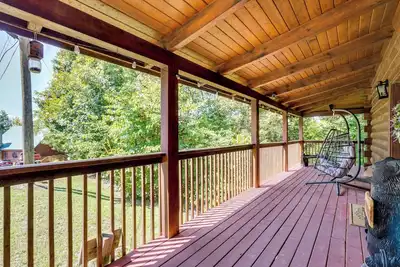 Image de Walk to Douglas Lake: Cabin w/ Private Hot Tub!