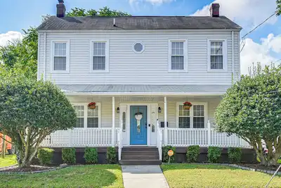 Image de Spacious Family Home w/ Yard in Dtwn Hampton!