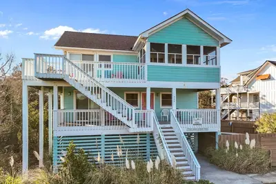 Image de 1435 - The Whalecome Inn, a spacious 6-bedroom home in Corolla with ocean views.