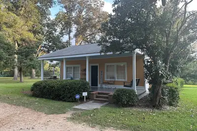 Image de Historic cottage privately situated on the grounds of the Foster Mounds.