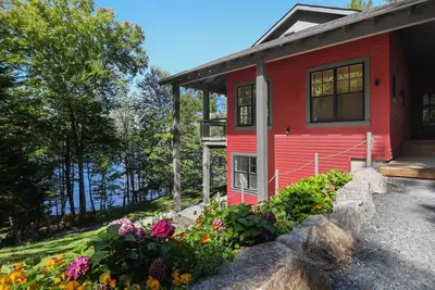 Image de Your own private lake house, complete with your own beach & toys