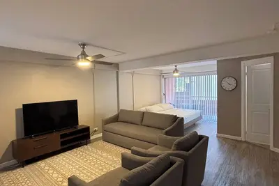 Image de Relax in Style: Waikīkī Condo w/ Lanai