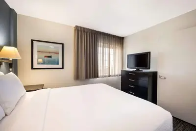 Image de Business-Ready Suites in Braintree | Kitchens, Wi-Fi & Free Parking
