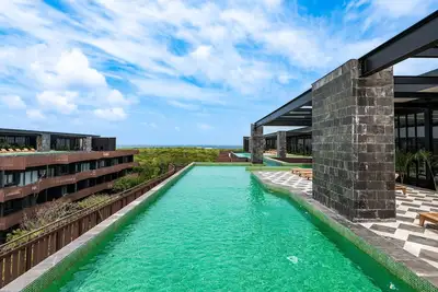 Image de Family-friendly coastal condo with rooftop pool, fire pits & market