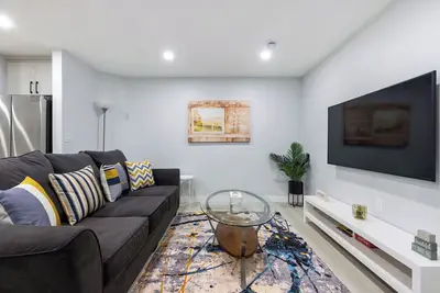 Image de Lovely 2Bedroom/1Bath Private Suite + Free parking + Separate Hvac\nEntire Suite!