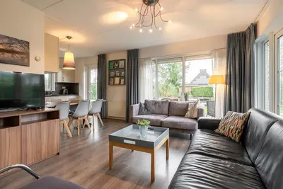 Image de Villa sur l'eau avec spa extérieur, jetée