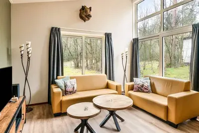 Image de Bungalow forestier confortable avec sauna