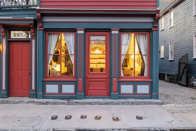 Image de Restored, Unique 3bd Victorian Gem, Steps to King