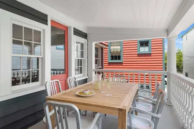 Image de Award Winning 3bd Home, one block to King!