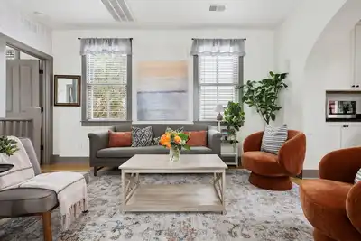 Image de Downtown 3bd Home, Steps to King St!