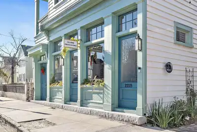 Image de New Historic Home by King St w. Parking!