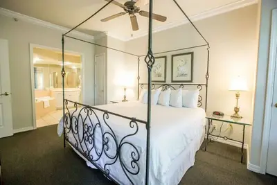 Image de Ideal Location in Branson | French Quarter Condo w/ Pool & Quick Show Access