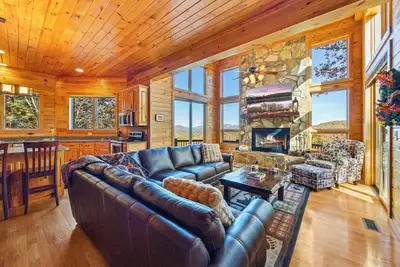 Image de Sleeps 12 • Stunning Mountain Views • Fire Pit • Arcade • 5 Acres • Large Decks