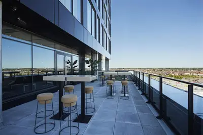 Image de Stay Steps Away from Shopping & Dining in Functionally Designed Room | 3 Units