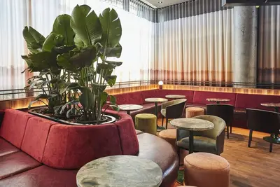 Image de 2 Sleek Rooms w/ Large Windows Perfect for Staycations & Shopping Nearby