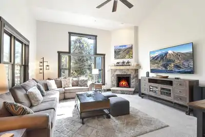 Image de Red Hawk Townhome - Walk to Lifts, Pool/Hot Tub Access