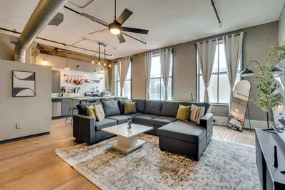 Image de Urban Flat | Covered Parking | Sleeps 8 | Downtown