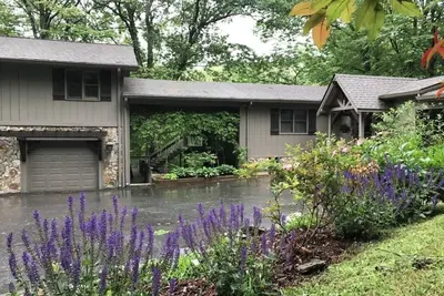 Image de Backyard Waterfalls Hot Tub and Ski 5 mi