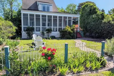 Image de Pristine, Cozy, 4 bedroom Beach Cottage with a 40 foot screened in front porch!