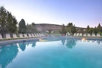 Image de Enjoy the Perks! With Outdoor Pool, Free Parking, Recreational Activities!