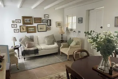 Image de Charming 2-bedroom, 2 bath Old Town cottage. Steps from the beach & restaurants.