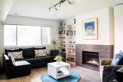 Image de Big Bright Beautiful Garden Suite off Main Street with Comfy New King Bed