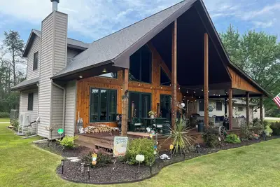 Atv/Snow trails! Huge Cov. Patio/A/C, Firepit, Clean, Spacious, Quiet, Att Garage