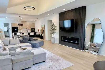 Image de Modern 4br w/ Hot Tub, Game Room + Kids’ Bonus Room