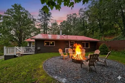 Franklin 3 bedroom Mtn Cabin Views • Fireplace • Firepit