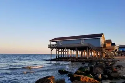 Image de Cast-Away Deck Fishing! Pets! 3 bed 2 bath. Huge fish! House in the water! !