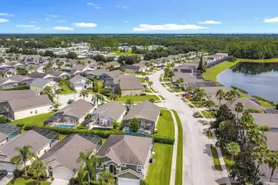 Image de 4-bedroom villa in welcoming Clermont with fitness room, Ac