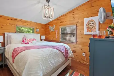 Image de Forest Escape • Dolly Room • Hot Tub • Dollywood