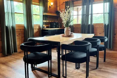 Image de Luxury Bear Cabin, Hot Tub, 7 Min to Dollywood, Sleeps 8