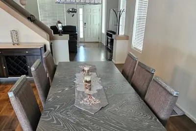 Image de Spacious 3-bed, 2. 5-bath home. including washer, dryer, office and patio grill.