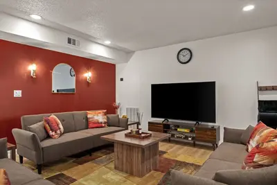 Image de Luxury Pool Getaway, Sleeps 20+ Family & Friends Escape