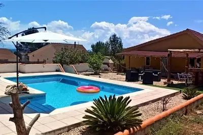 Image de La Casa du Voyage, maison avec piscine nichée en haut de la montagne.