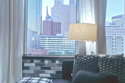 Image de Spacious 1. 5 Bedroom Loft. Free Parking. Central Location. Premium City Views.