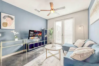 Image de Luxury 1bd | Uptown | Sleeps 4 | Free Parking