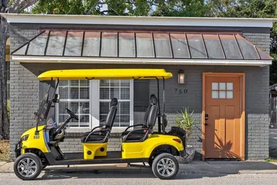 Image de Water Street Retreat is a cozy dog-friendly studio in downtown Biloxi, steps from beaches, casinos & dining. Features a king bed, sofa bed, kitchenette, modern bath, Wi-Fi & easy parking—perfect for exploring the coast.