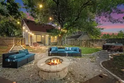 Image de This house is a 3 bedroom(s), 2 bathrooms, located in Austin, Tx.