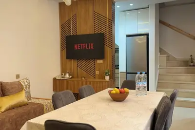 Image de sunny house in the city centre close to the beach