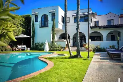 Image de Elegant & Central Hollywood Estate