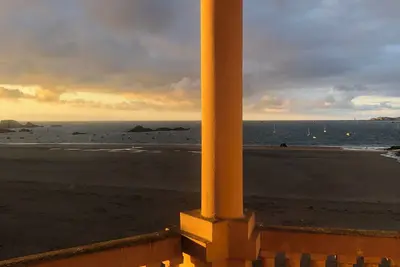 Image de Appartement vue sur mer, grand balcon, dans immeuble Art Deco avec parking privé