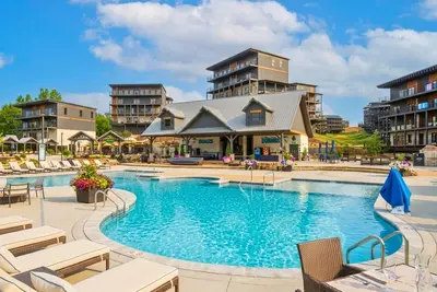 Image de 10 min to Dollywood! 5br cabin w/private indoor pool & waterpark, sleeps 18