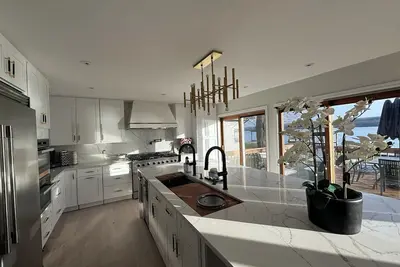 Image de Gorgeous Completely Renovated Lakehouse, directly on lake. 20 mins to Cornell