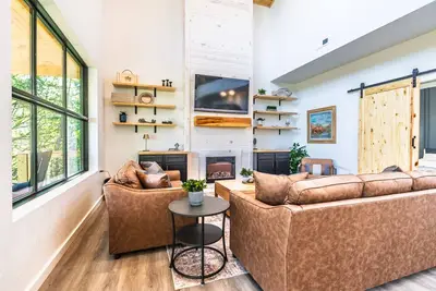 Image de 2 Bed 3 Bath Barndominium | Hot Tub + Lake Access