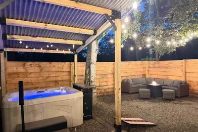 Image de Speakeasy Hot Tub Escape | Pet-Friendly | Hudson Ny