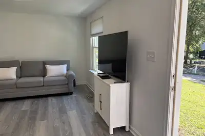 Image de Basement apartment with a separate entrance with shower, bathroom and laundry