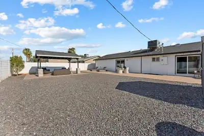 Renovated 2/2 in Phx w/ backyard