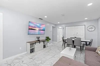 Image de Sleeps 6 •Ps5 + 65” Tv • Renovated 2-Br • Fast WiFi • 2 Parking Spaces